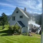 Sognefjorden-vik I Sogn Brekka (Roysane)