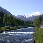 Sognefjorden-vik I Sogn Daire Brekka (Roysane)