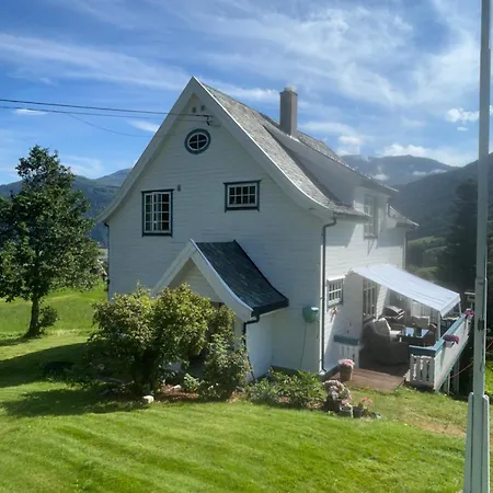 Sognefjorden-vik I Sogn Brekka (Roysane)